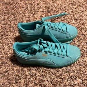 Women’s Pumas Blue suede size 6 NEW NEVER worn final price